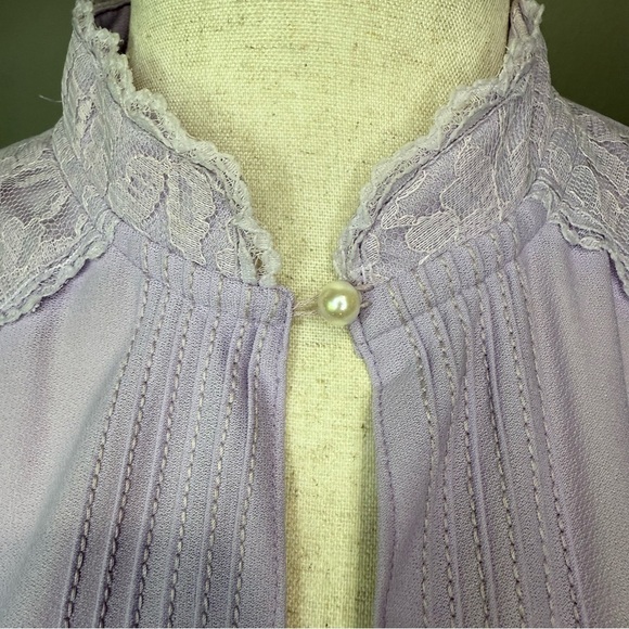 Vintage Jane Baar New York Lavender Midi Dress w/ Lace Shoulders & Pearl Button - Picture 4 of 9